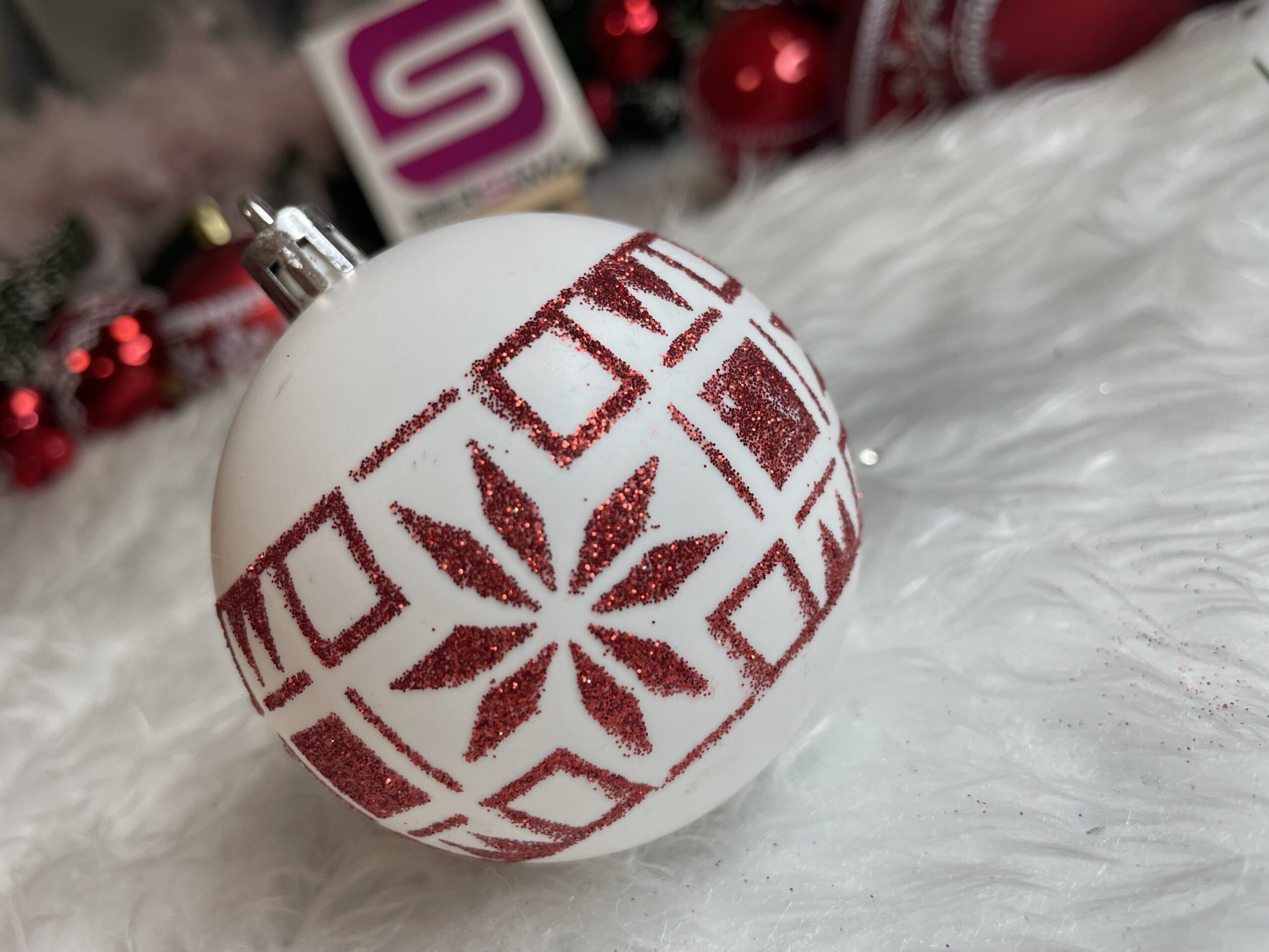 Set globuri de Craciun cu modele de sarbatori, 30 bucati, 7cm, alb rosu [12]