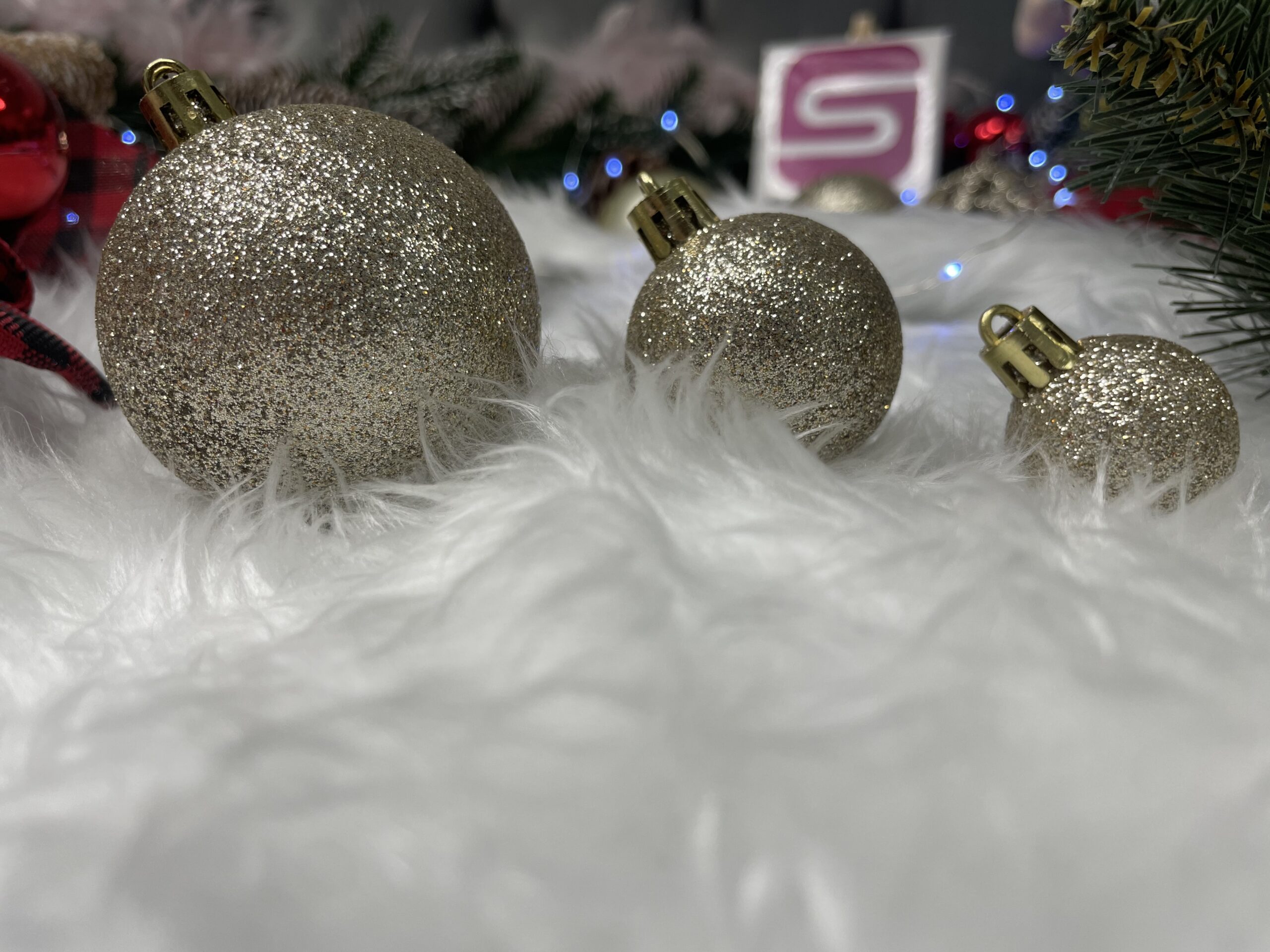 Set globuri de Craciun, 100 bucati, 3-6cm, auriu [15]