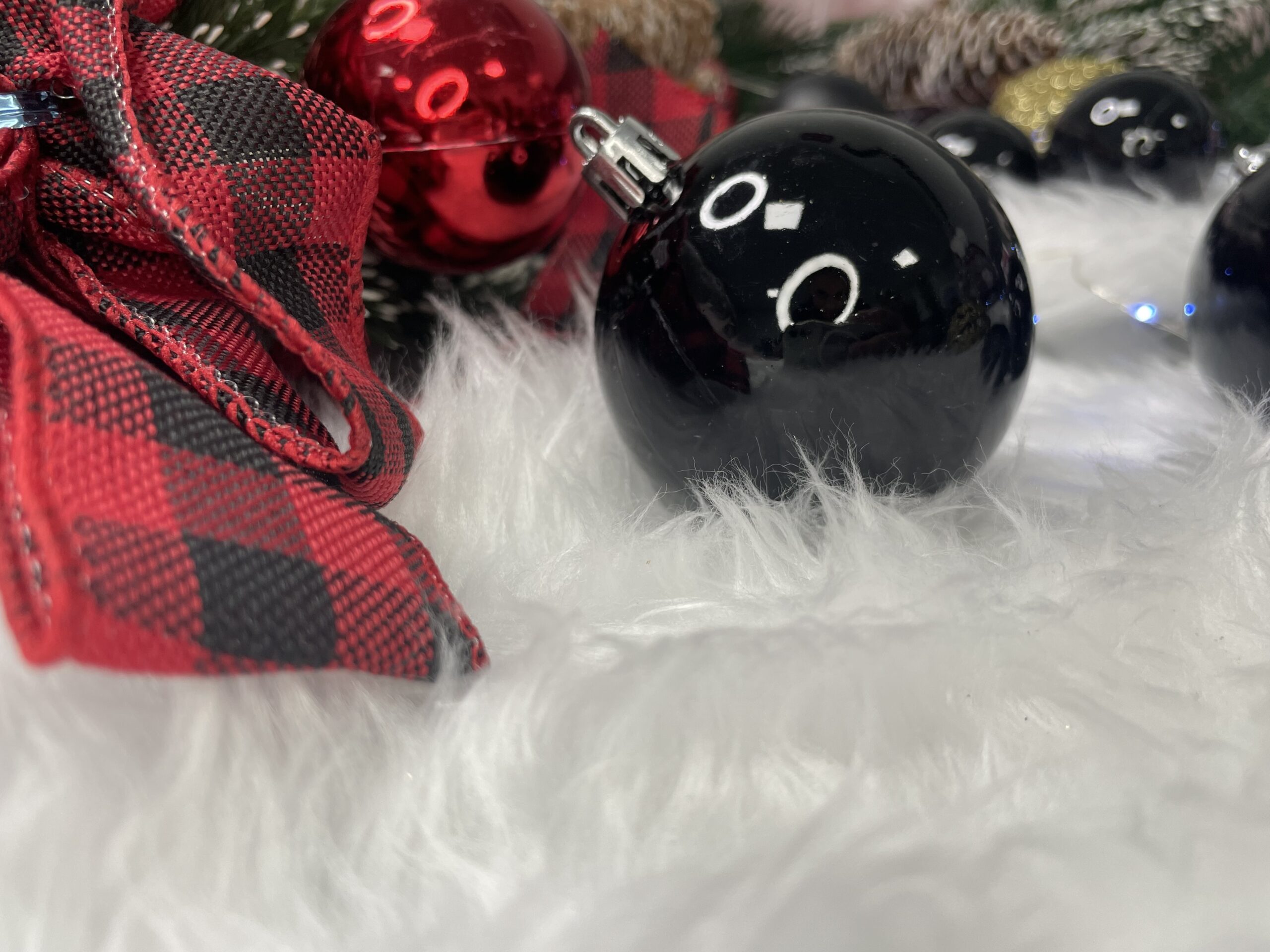 Set globuri de Craciun, 100 bucati, 3-6cm, negru auriu [16]