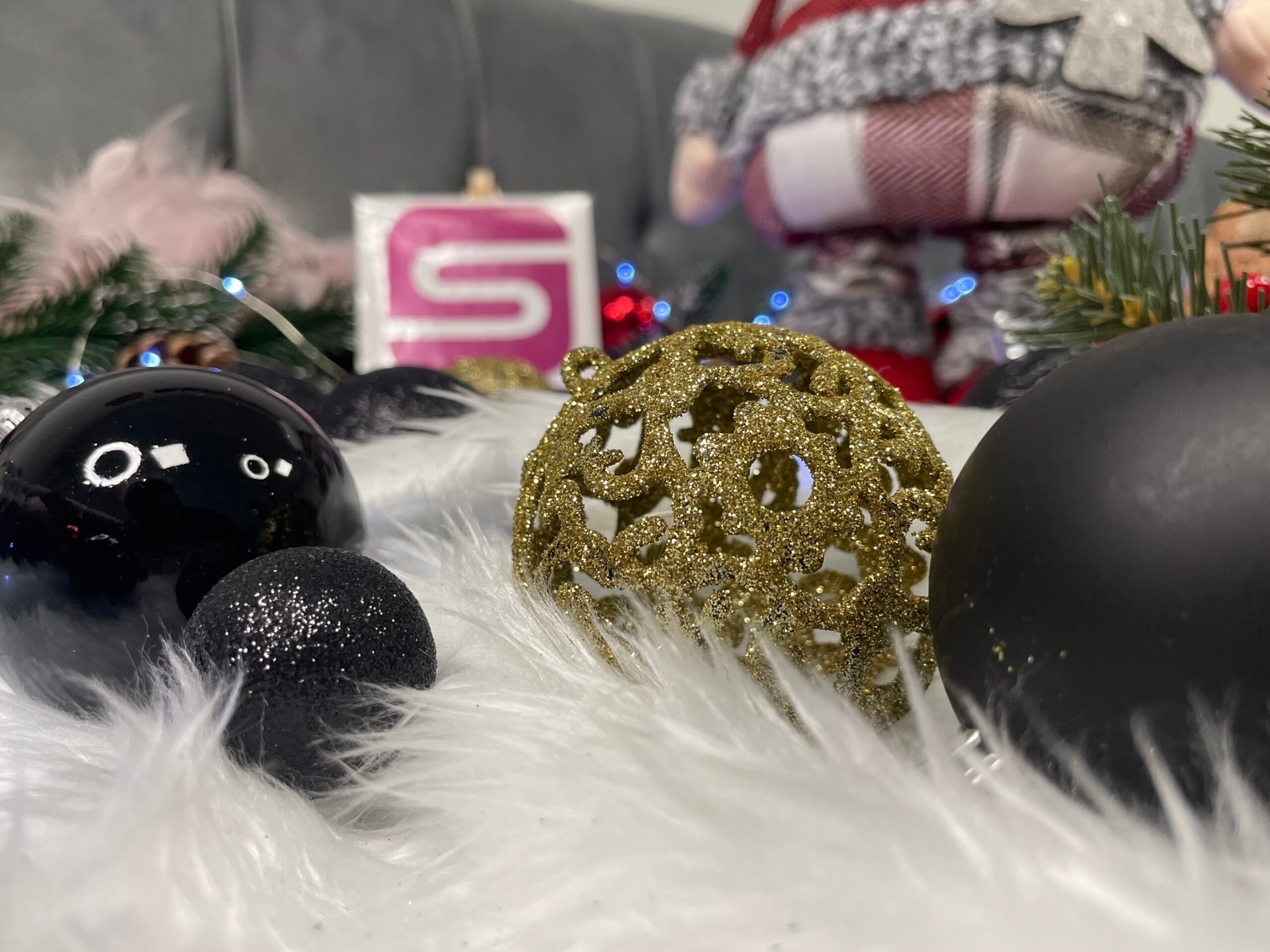 Set globuri de Craciun, 100 bucati, 3-6cm, negru auriu [17]