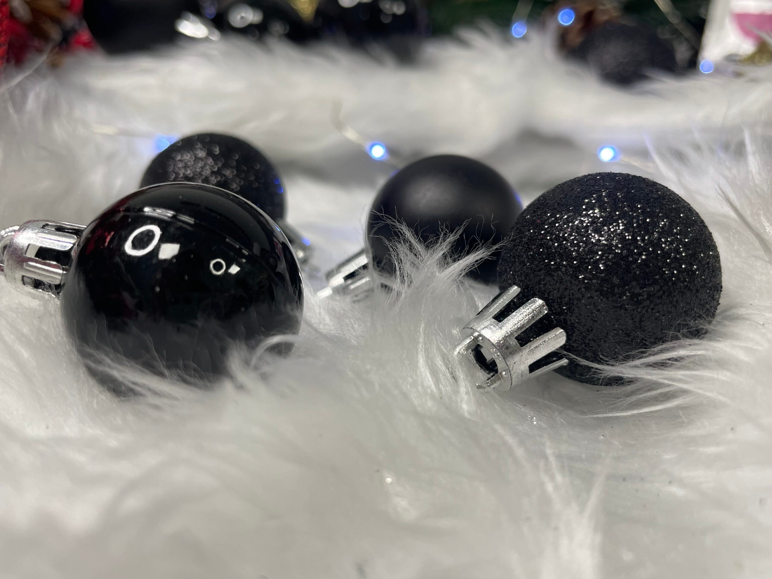 Set globuri de Craciun, 100 bucati, 3-6cm, negru auriu [23]