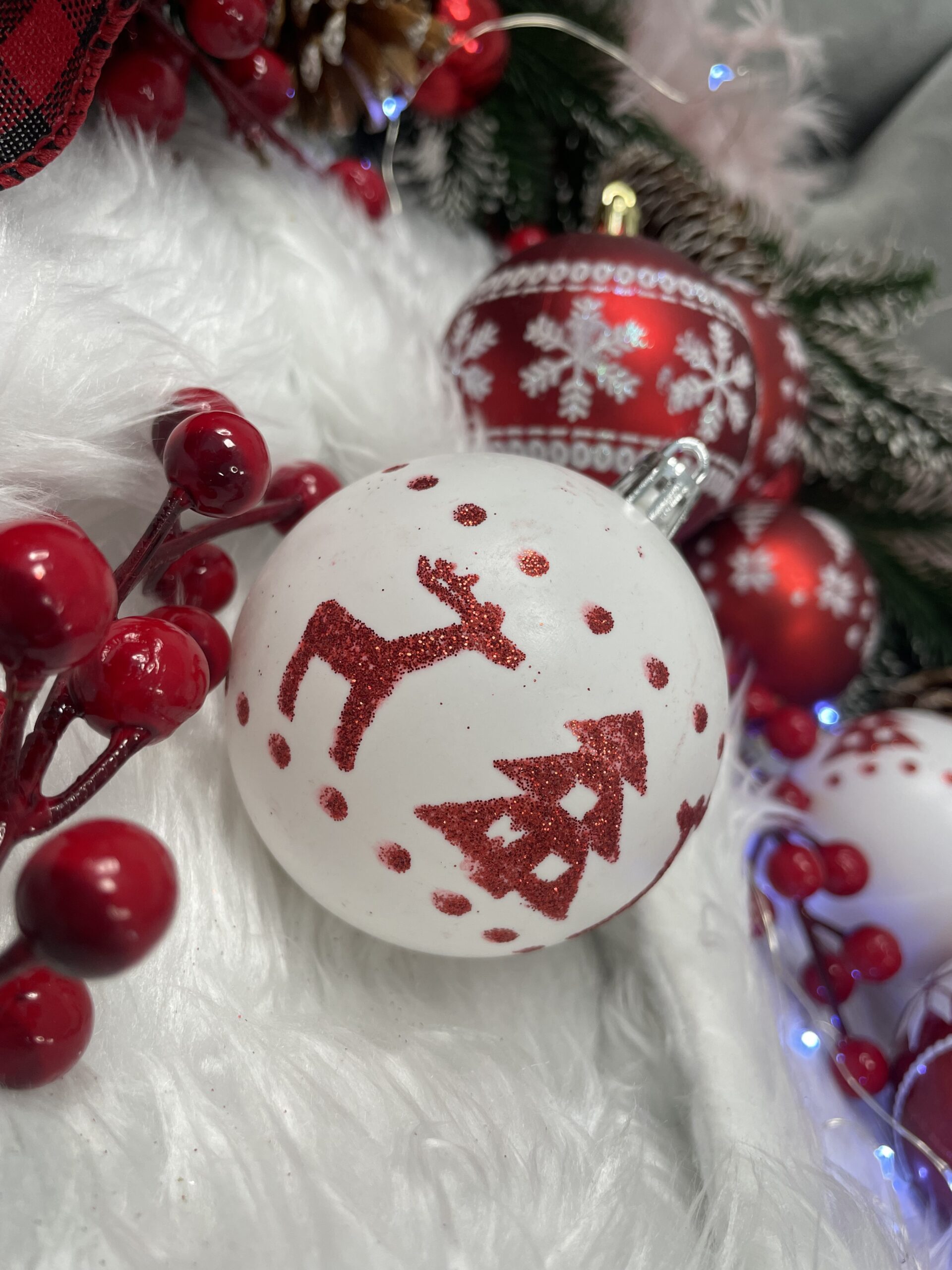 Set globuri de Craciun cu modele de sarbatori, 30 bucati, 5cm, alb rosu [13]
