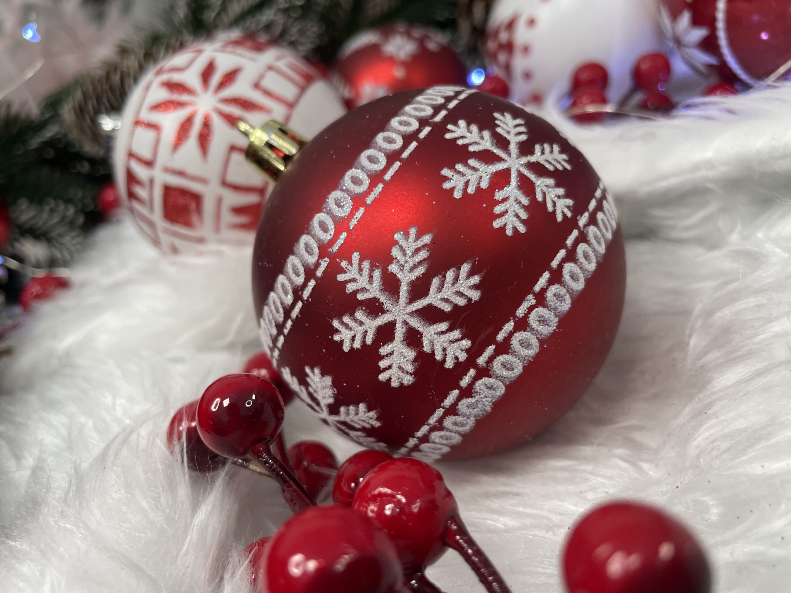 Set globuri de Craciun cu modele de sarbatori, 30 bucati, 5cm, alb rosu [14]