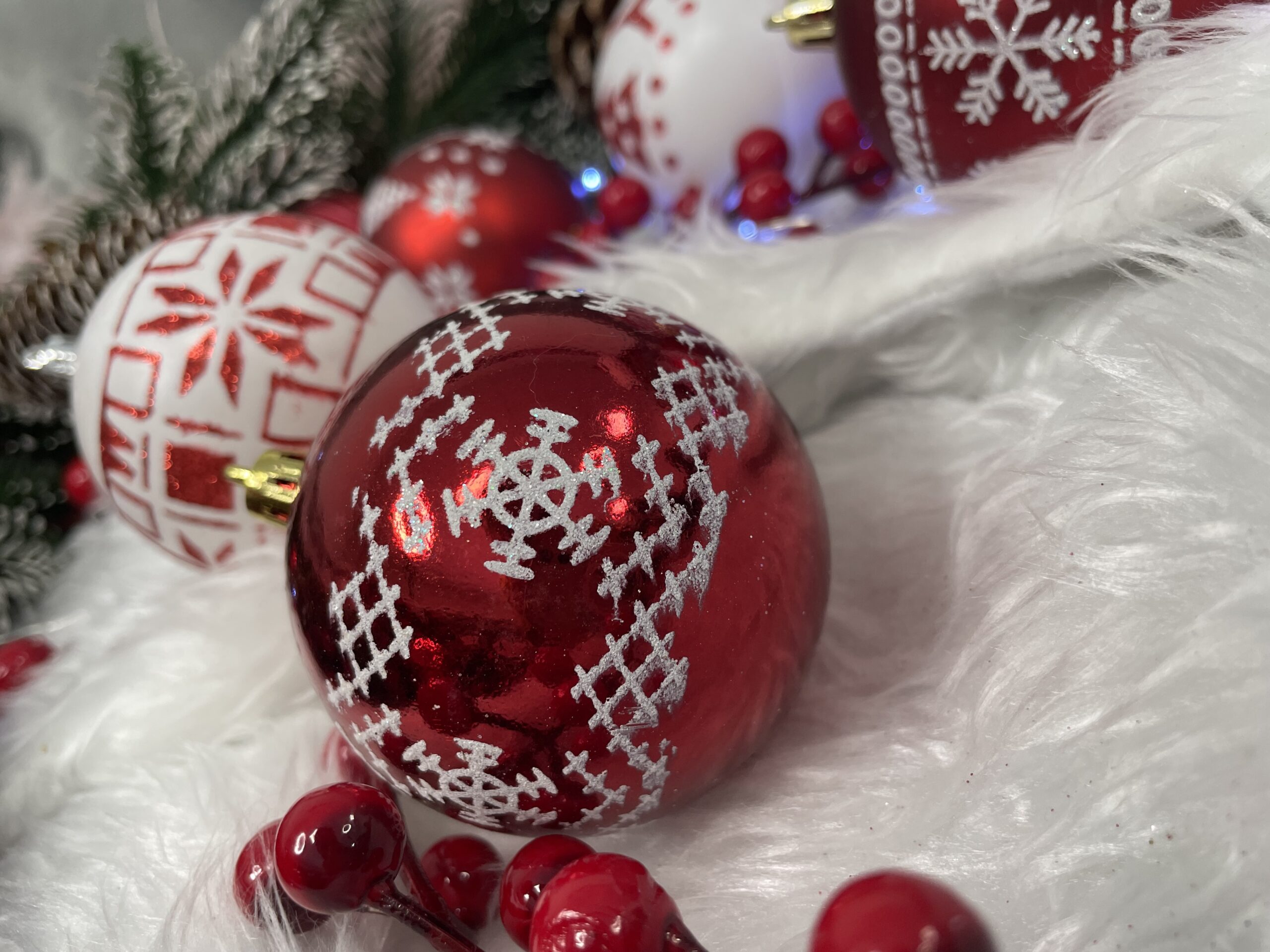 Set globuri de Craciun cu modele de sarbatori, 30 bucati, 5cm, alb rosu [16]