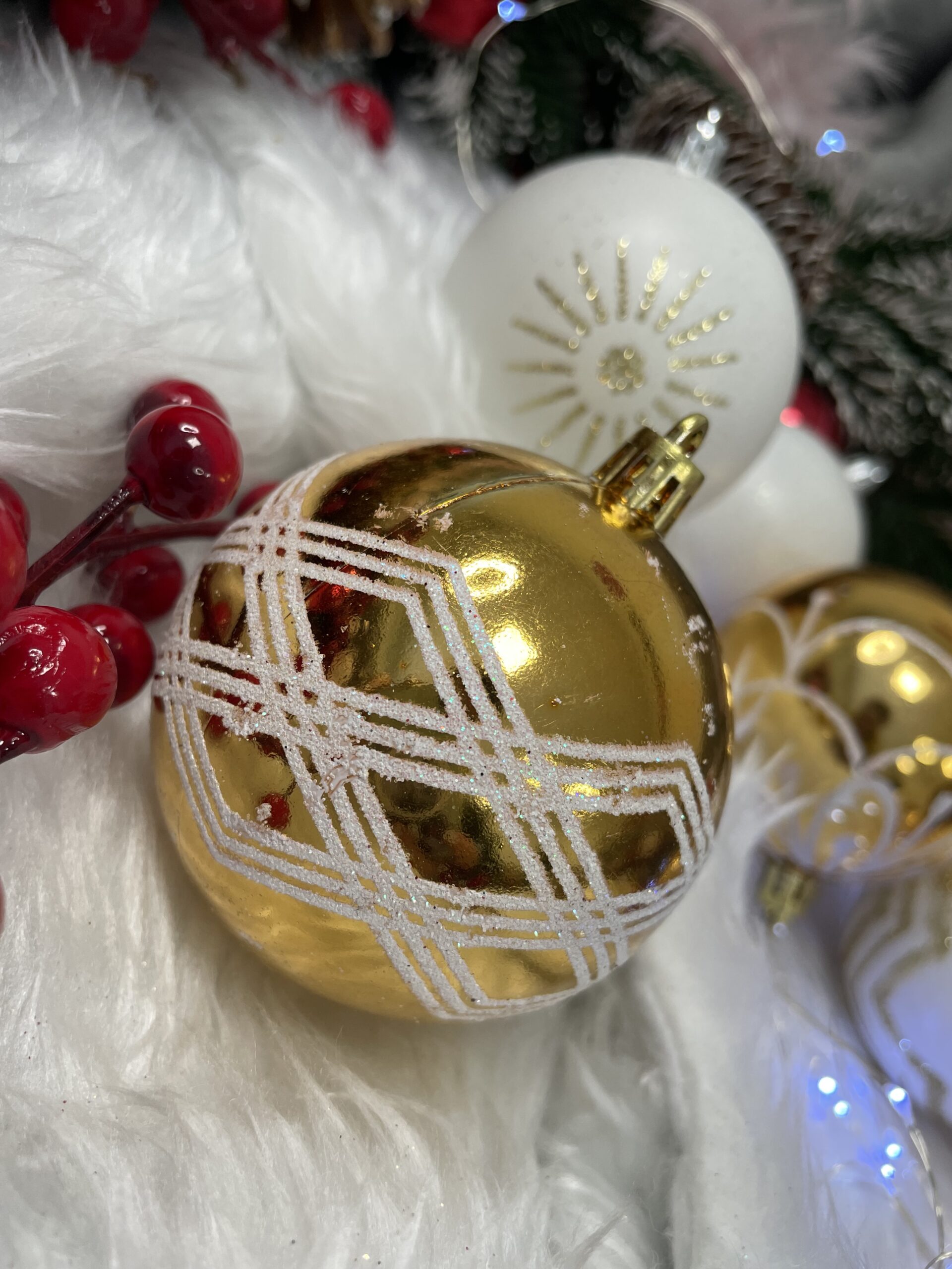 Set globuri de Craciun cu modele de sarbatori, 30 bucati, 7cm, alb auriu [14]