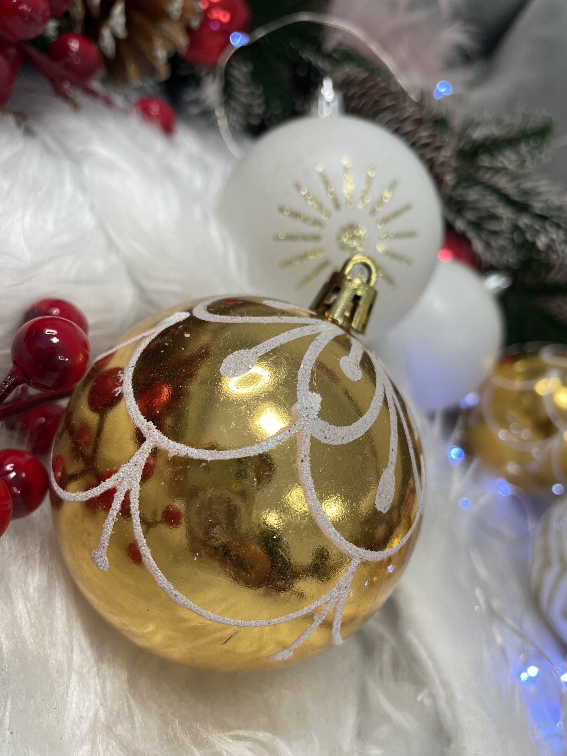 Set globuri de Craciun cu modele de sarbatori, 30 bucati, 7cm, alb auriu [15]