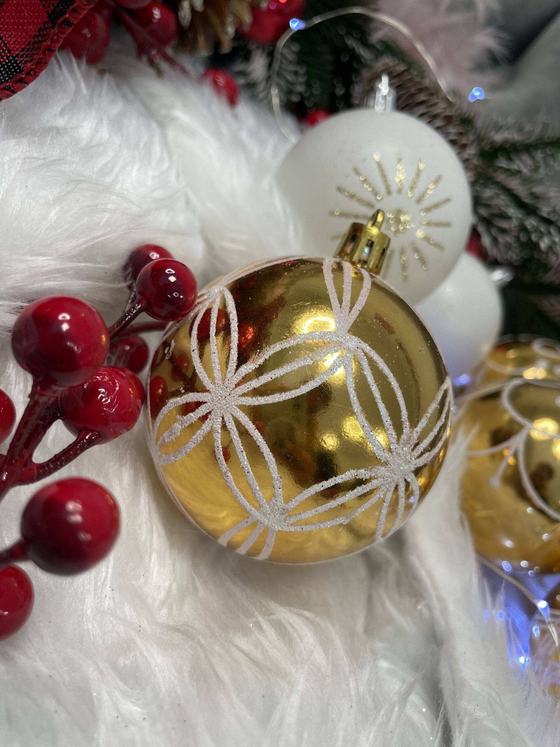 Set globuri de Craciun cu modele de sarbatori, 30 bucati, 7cm, alb auriu [16]