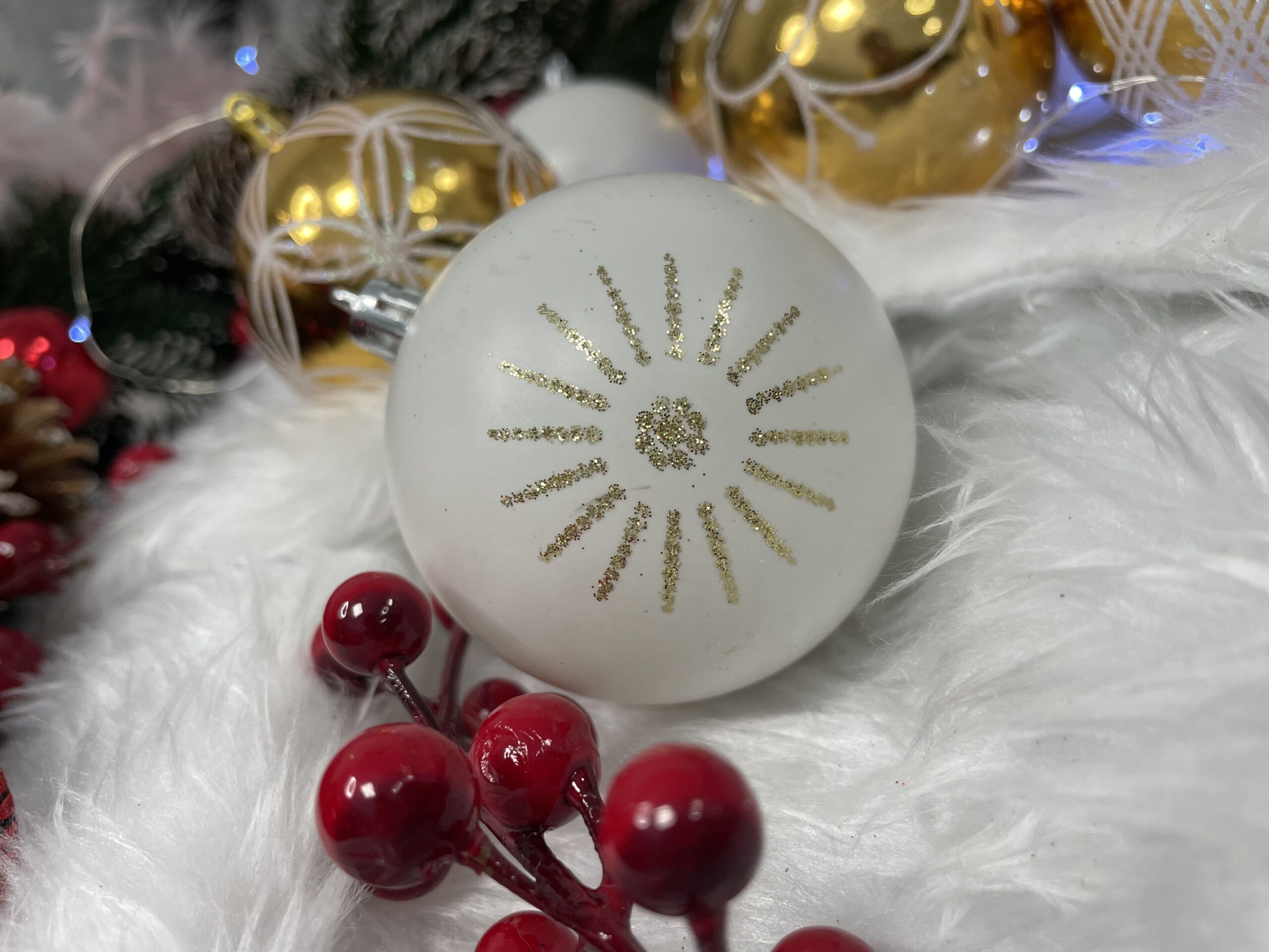 Set globuri de Craciun cu modele de sarbatori, 30 bucati, 7cm, alb auriu [18]