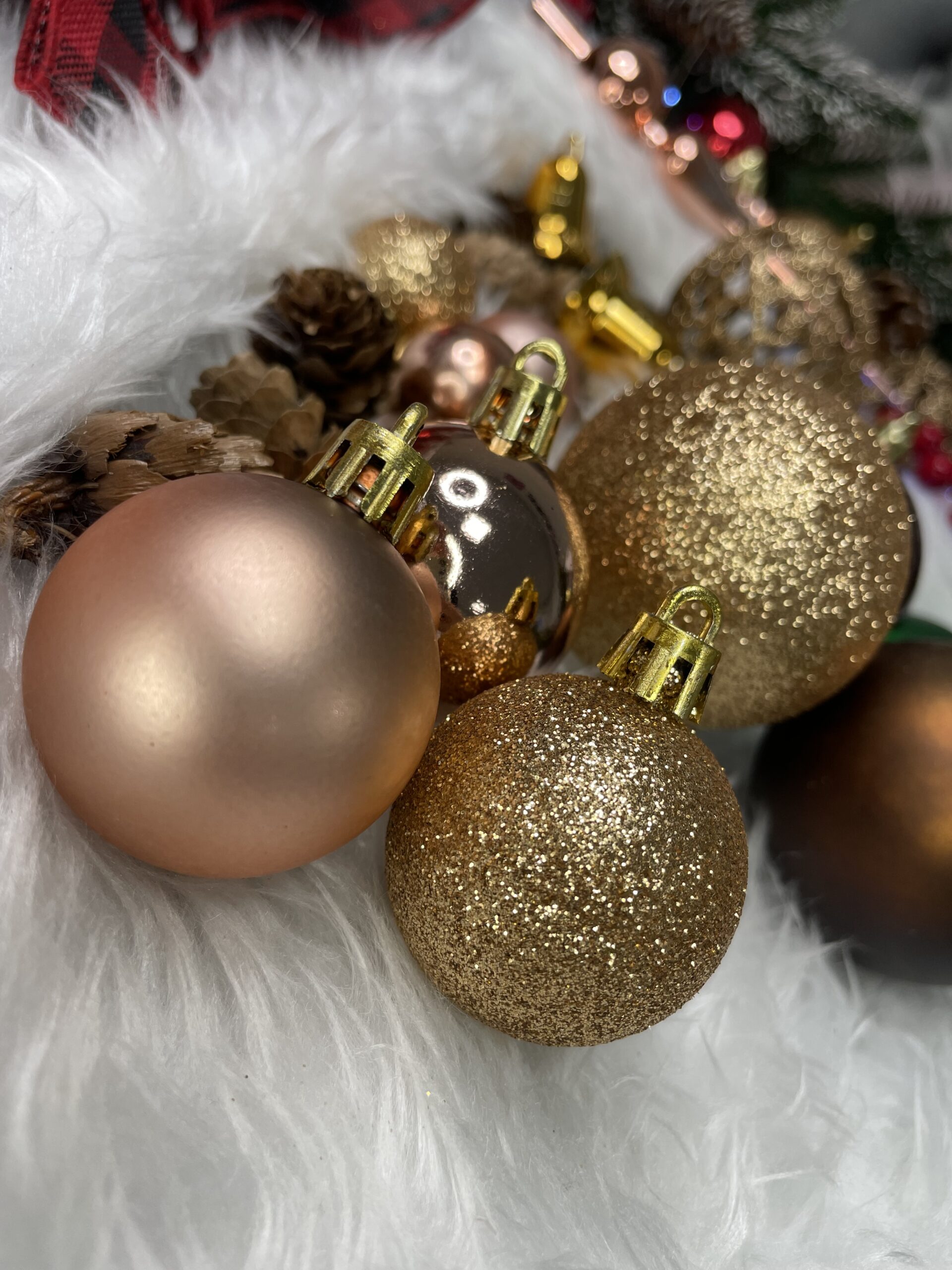 Set globuri si decoratiuni de Craciun, 101 piese, diverse dimensiuni, roz auriu [24]