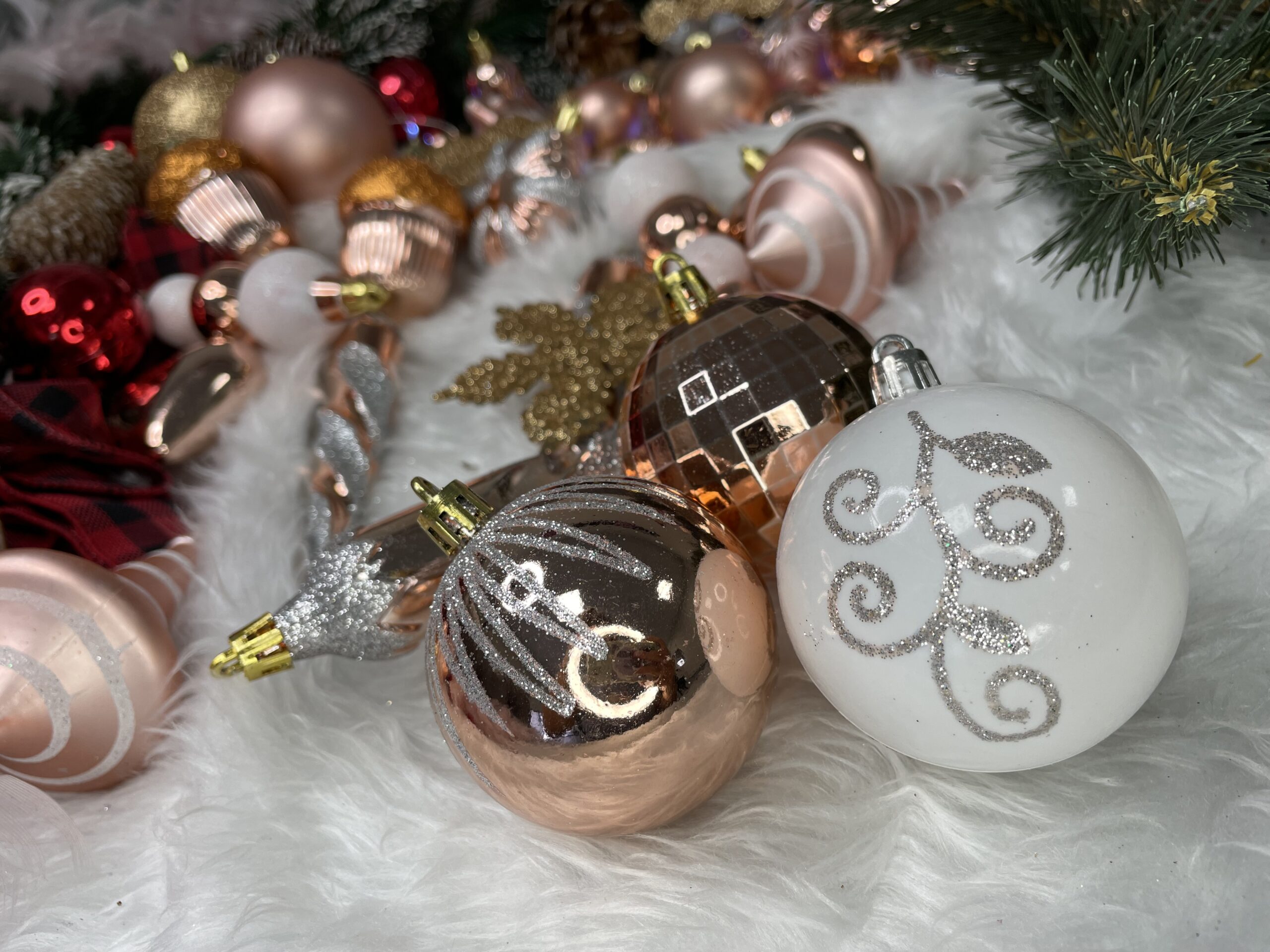 Set globuri si decoratiuni de Craciun, 152 piese, diverse dimensiuni, roz auriu [22]