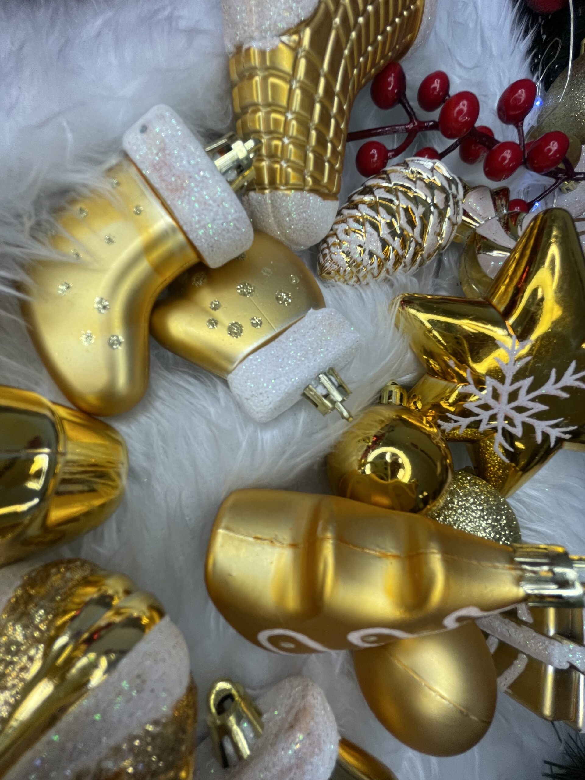 Set globuri si decoratiuni de Craciun, 77 piese, diverse dimensiuni, auriu [23]