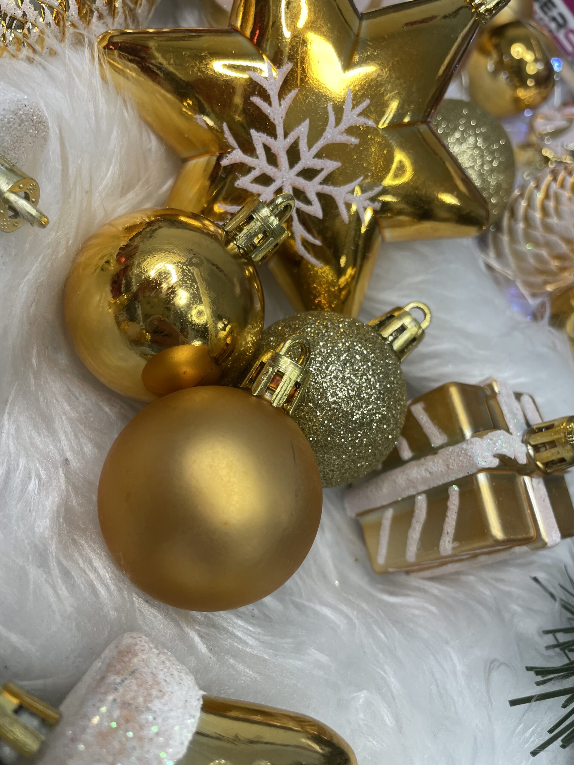 Set globuri si decoratiuni de Craciun, 77 piese, diverse dimensiuni, auriu [24]