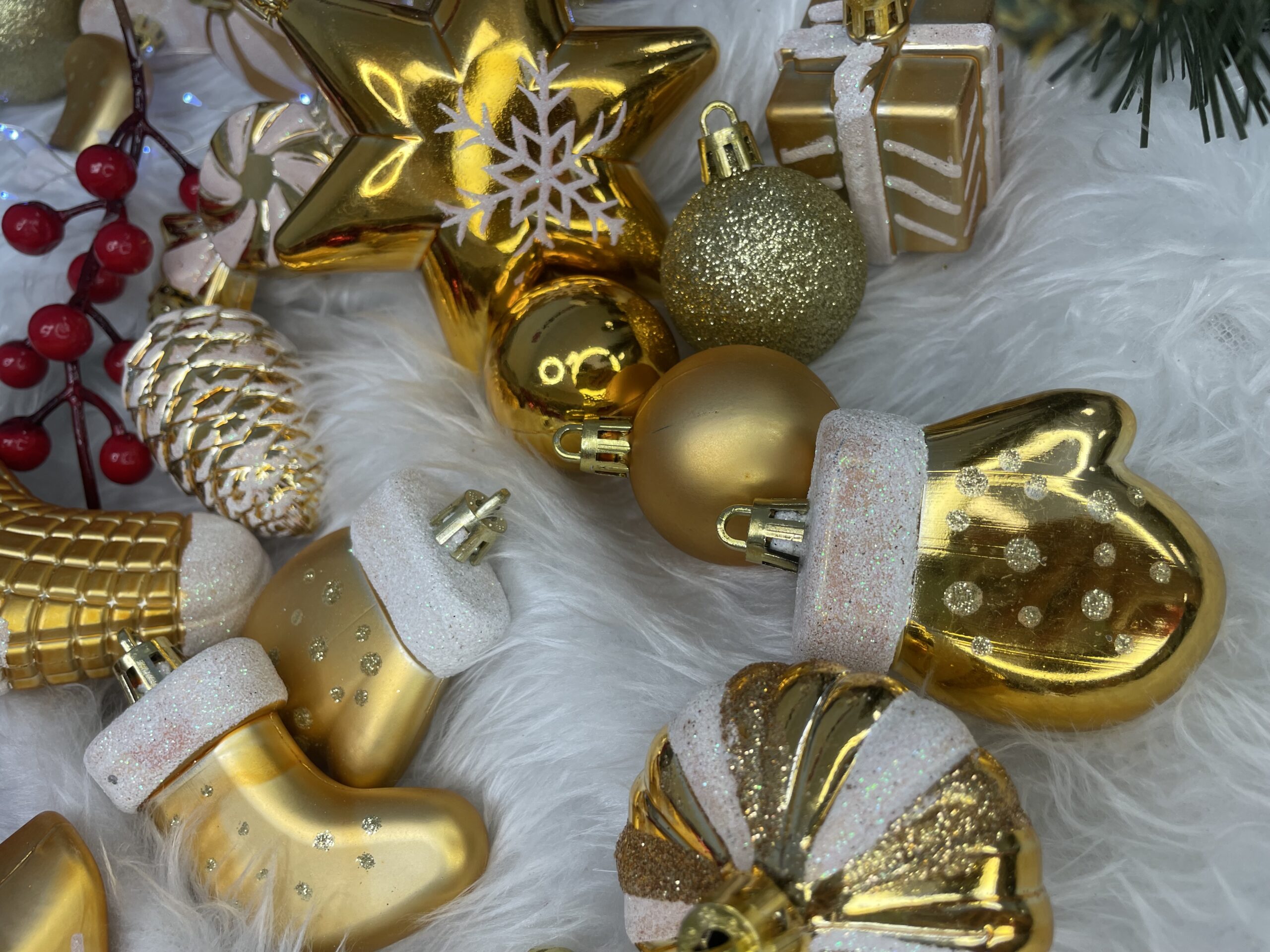 Set globuri si decoratiuni de Craciun, 77 piese, diverse dimensiuni, auriu [26]