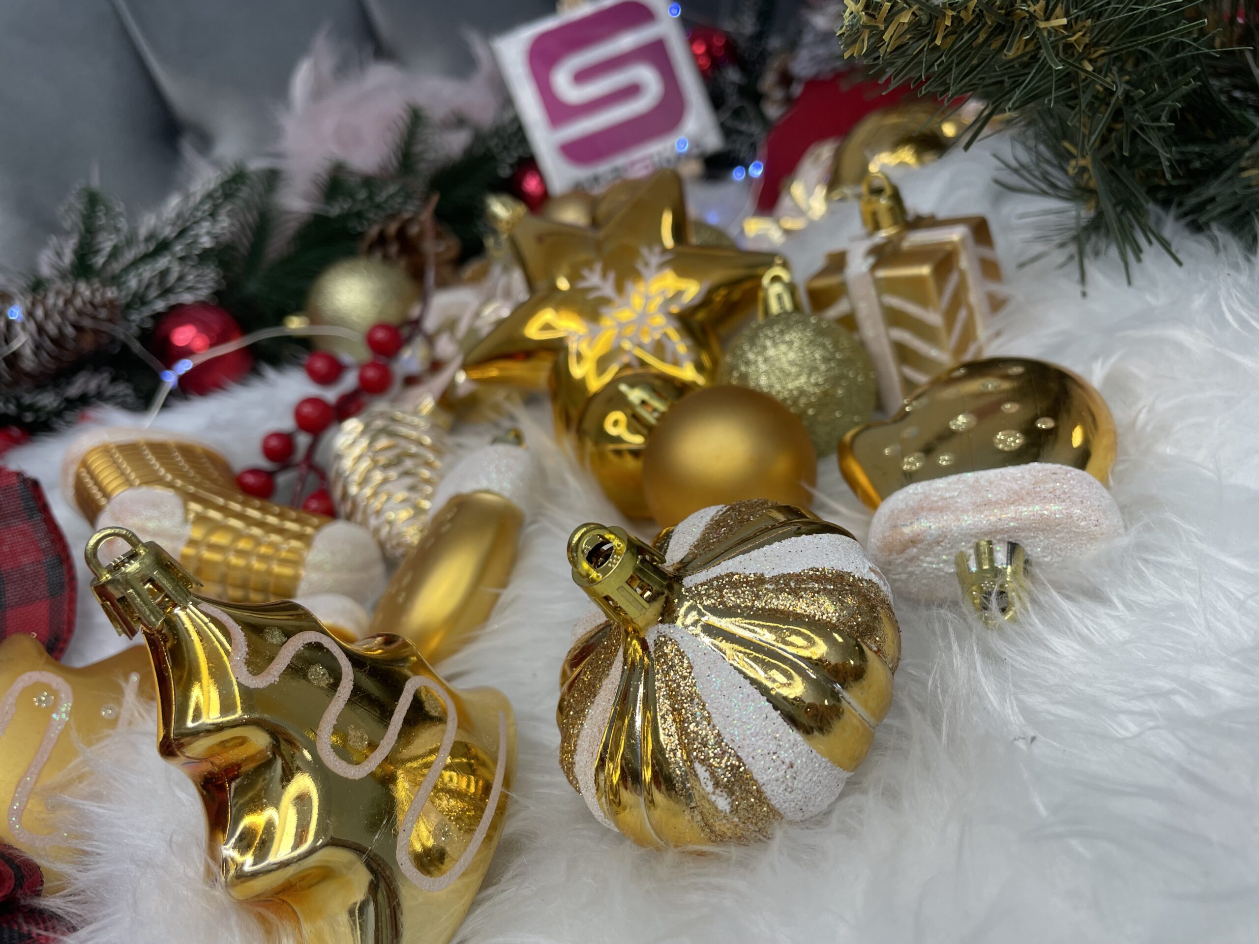 Set globuri si decoratiuni de Craciun, 77 piese, diverse dimensiuni, auriu [28]