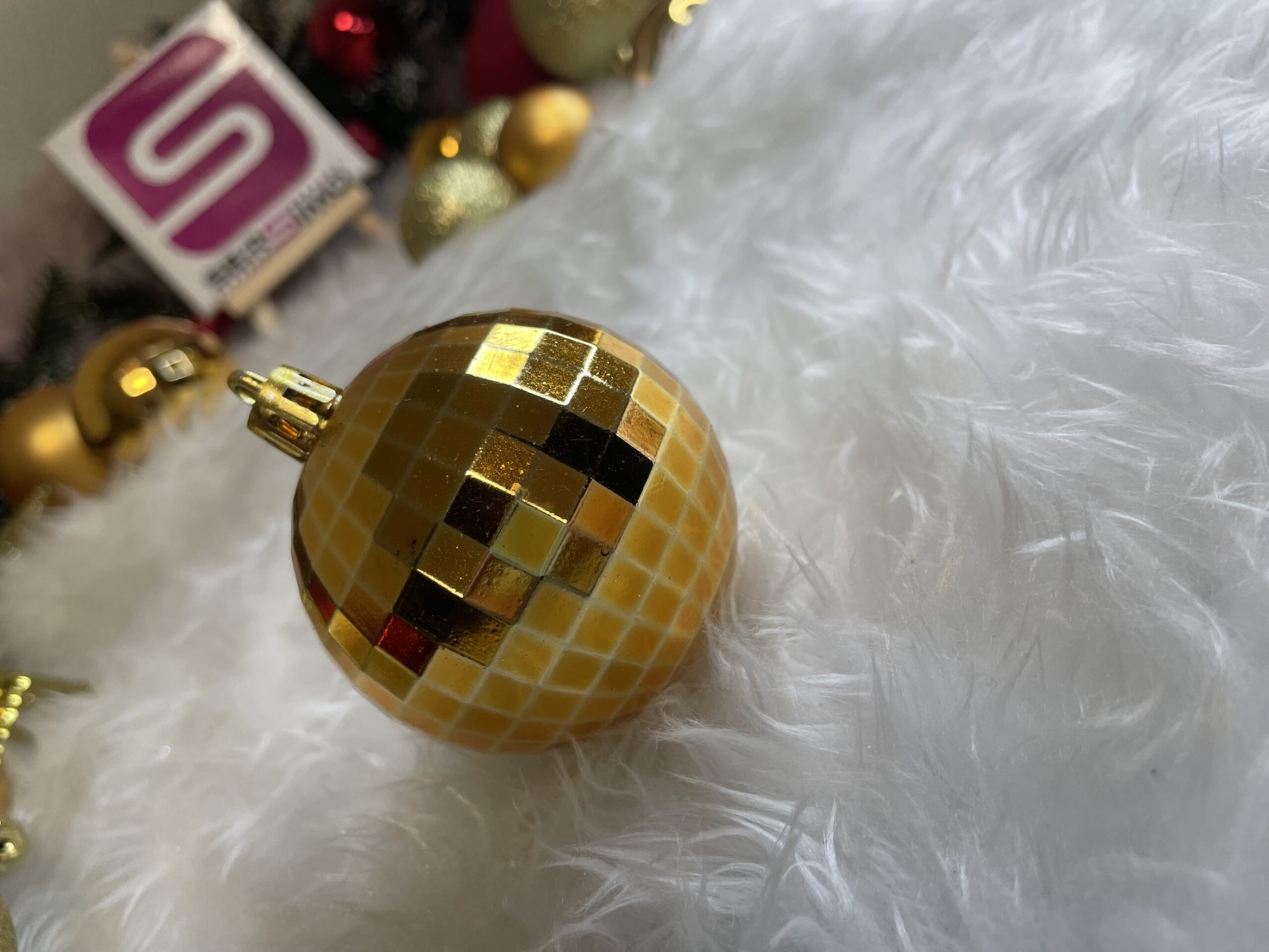 Set globuri si decoratiuni de Craciun, 51 piese, diverse dimensiuni, auriu [17]