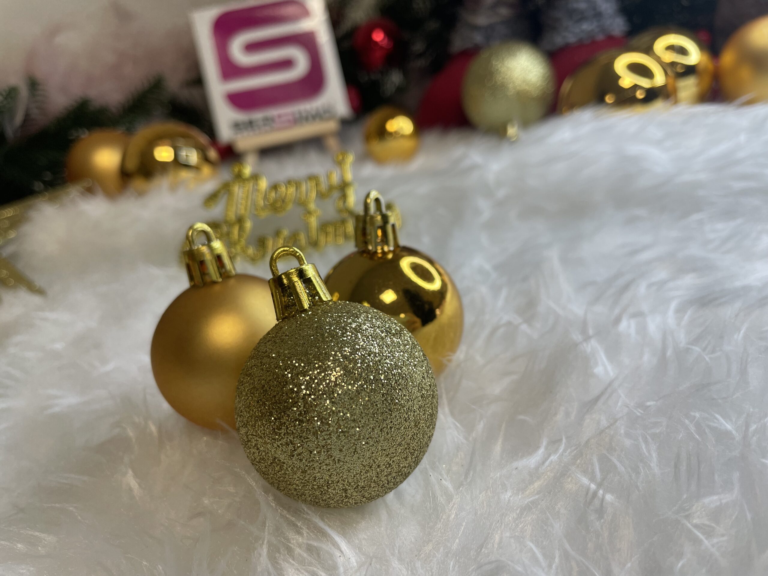 Set globuri si decoratiuni de Craciun, 51 piese, diverse dimensiuni, auriu [18]