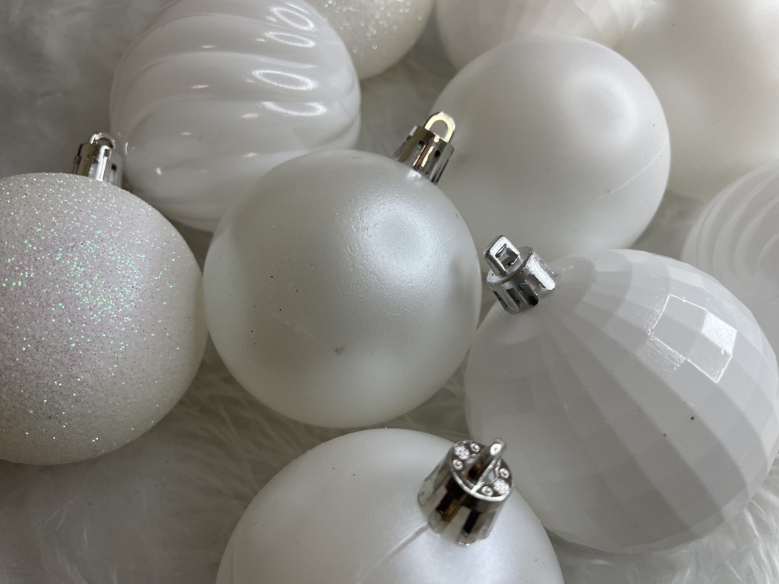 Set globuri de Craciun, 20 bucati, 5 modele, 6cm, alb [18]