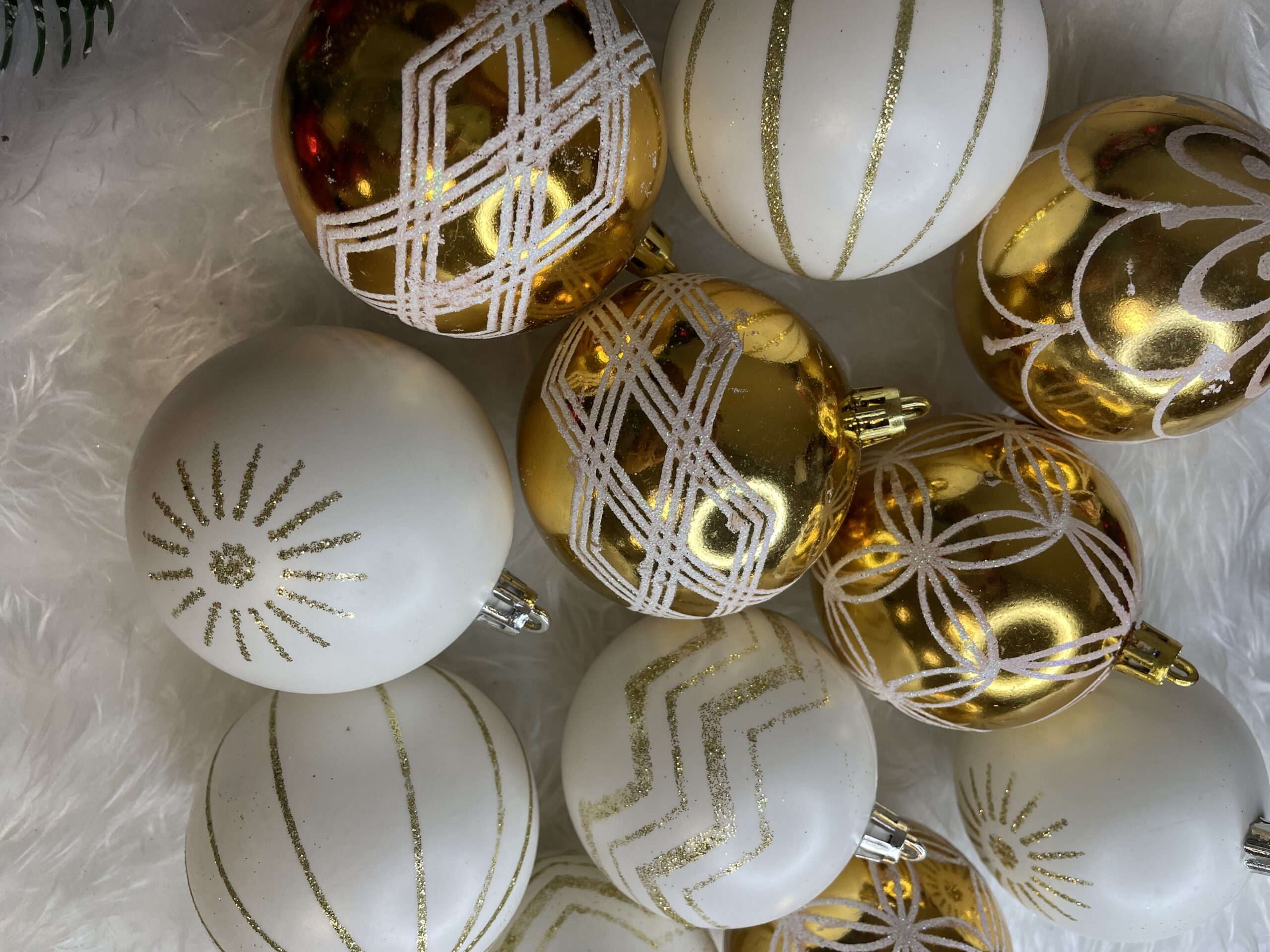 Set globuri de Craciun cu modele de sarbatori, 30 bucati, 5cm, alb auriu [12]