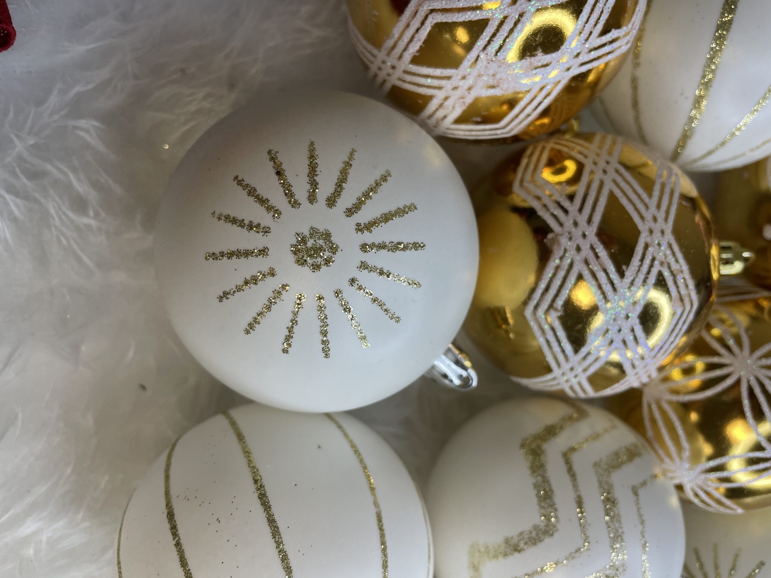 Set globuri de Craciun cu modele de sarbatori, 30 bucati, 5cm, alb auriu [13]