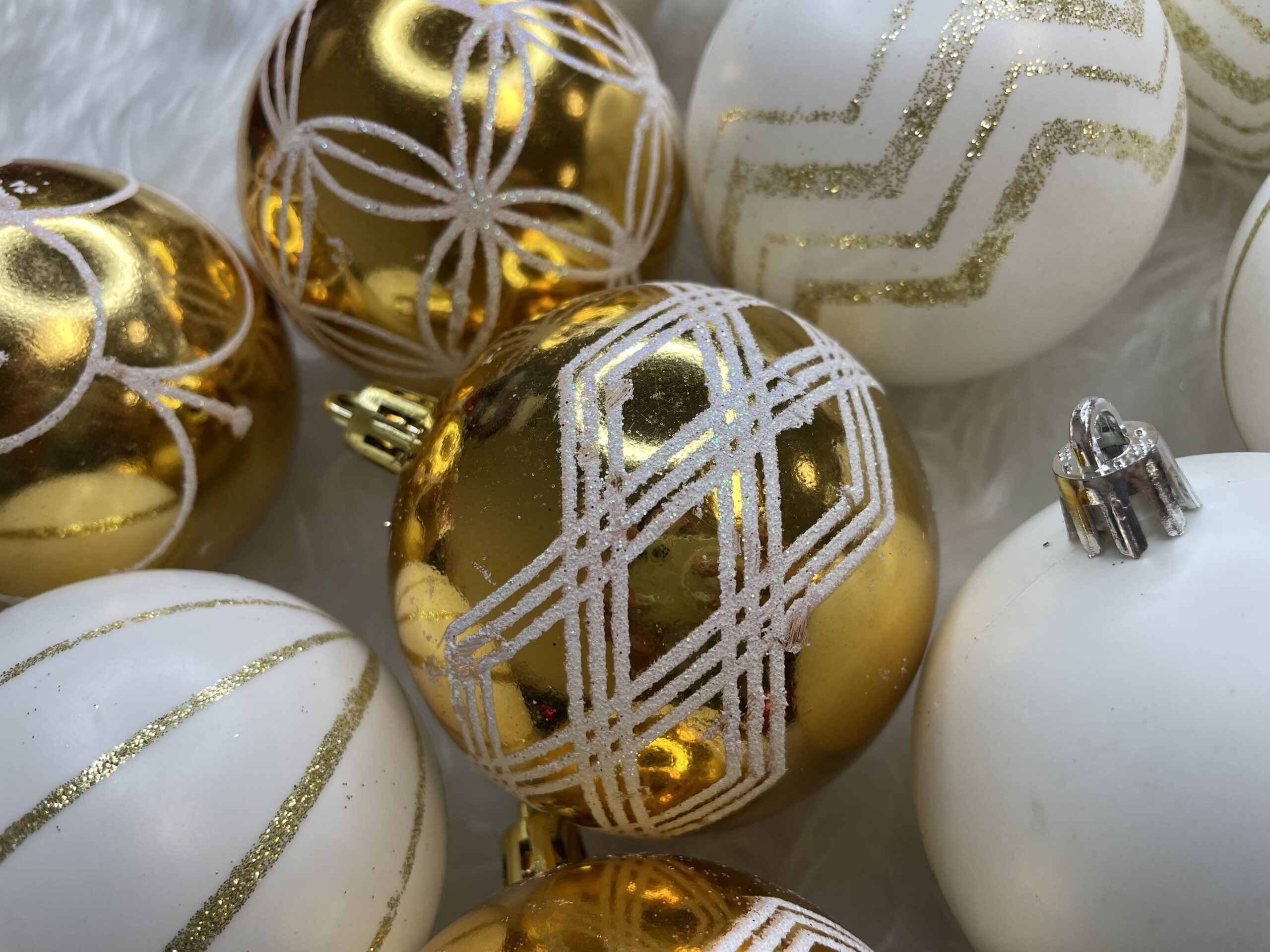 Set globuri de Craciun cu modele de sarbatori, 30 bucati, 5cm, alb auriu [14]