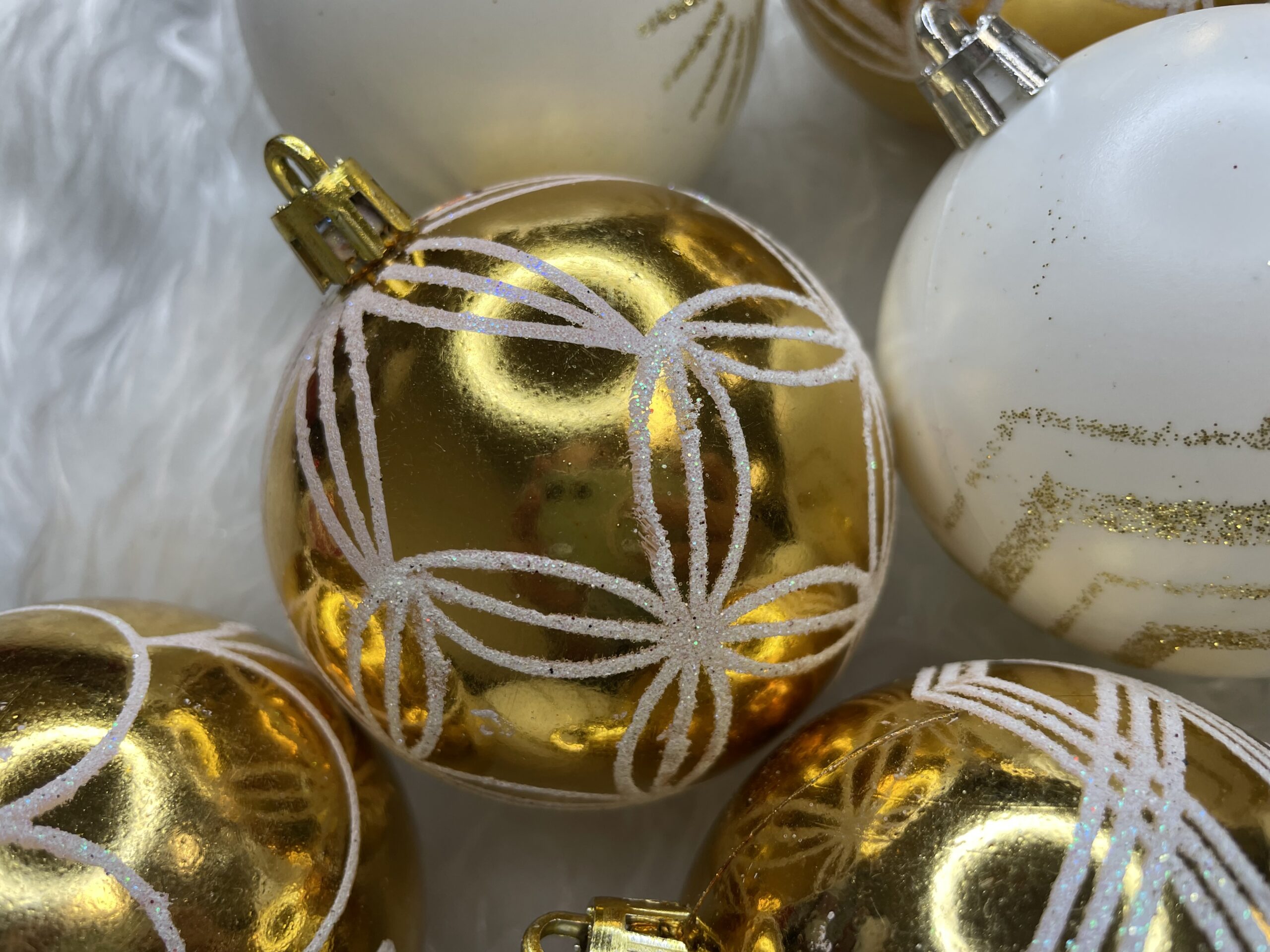 Set globuri de Craciun cu modele de sarbatori, 30 bucati, 5cm, alb auriu [15]