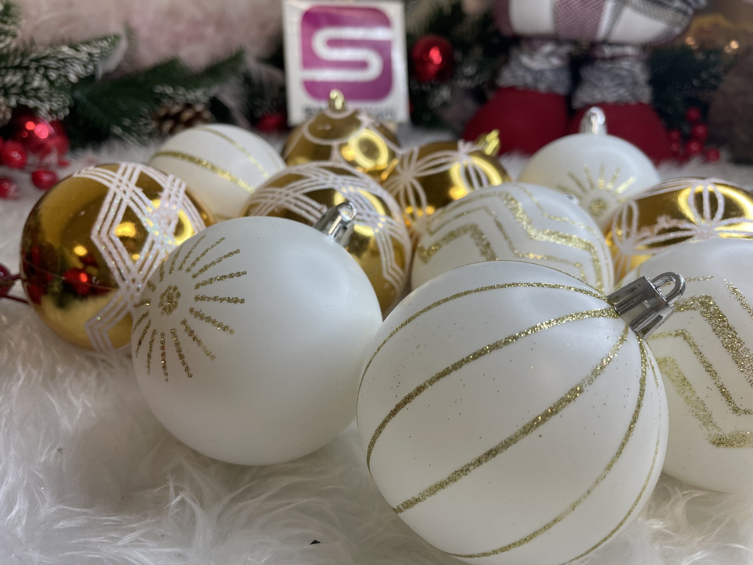 Set globuri de Craciun cu modele de sarbatori, 30 bucati, 5cm, alb auriu [16]