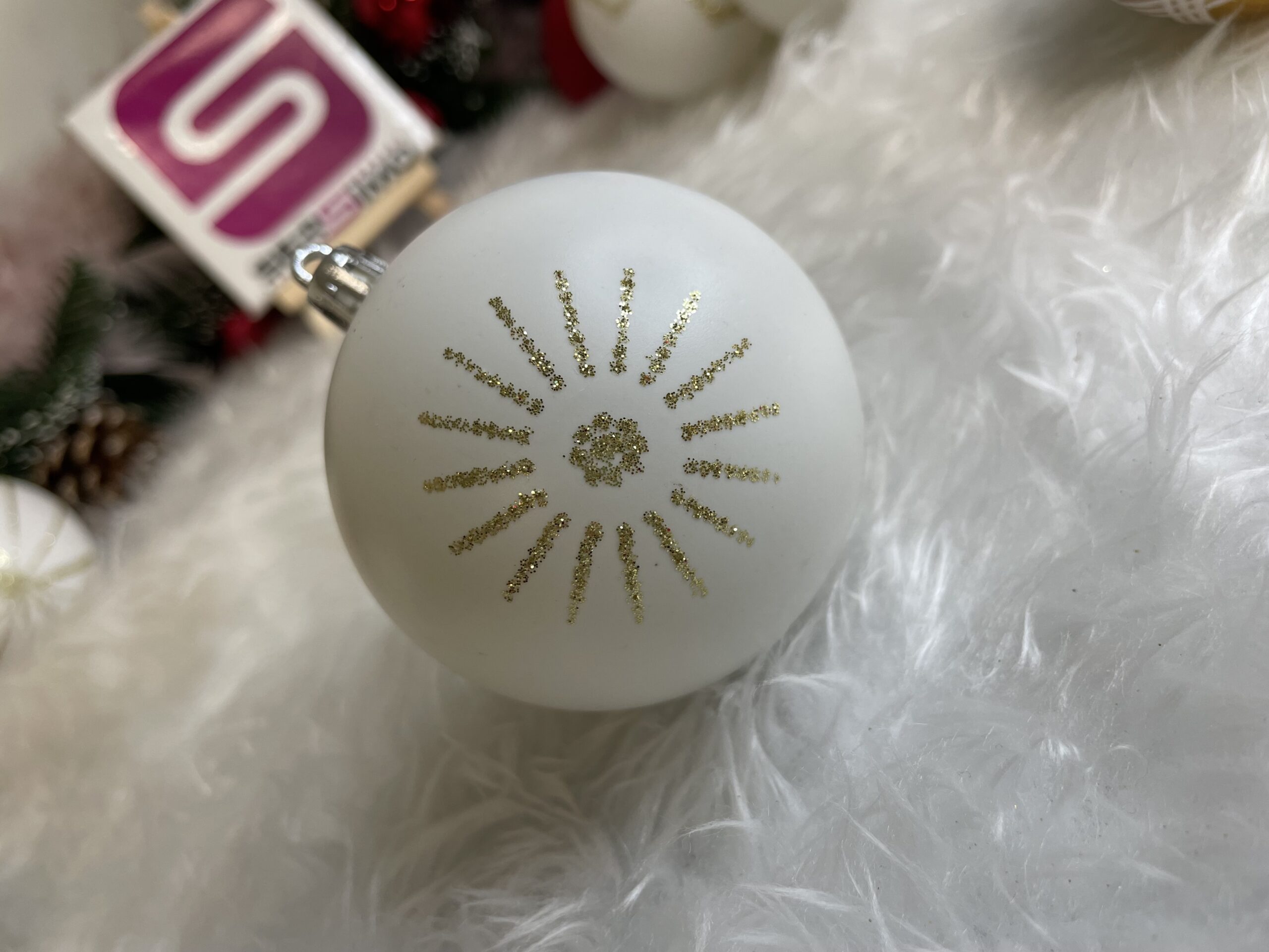 Set globuri de Craciun cu modele de sarbatori, 30 bucati, 5cm, alb auriu [23]