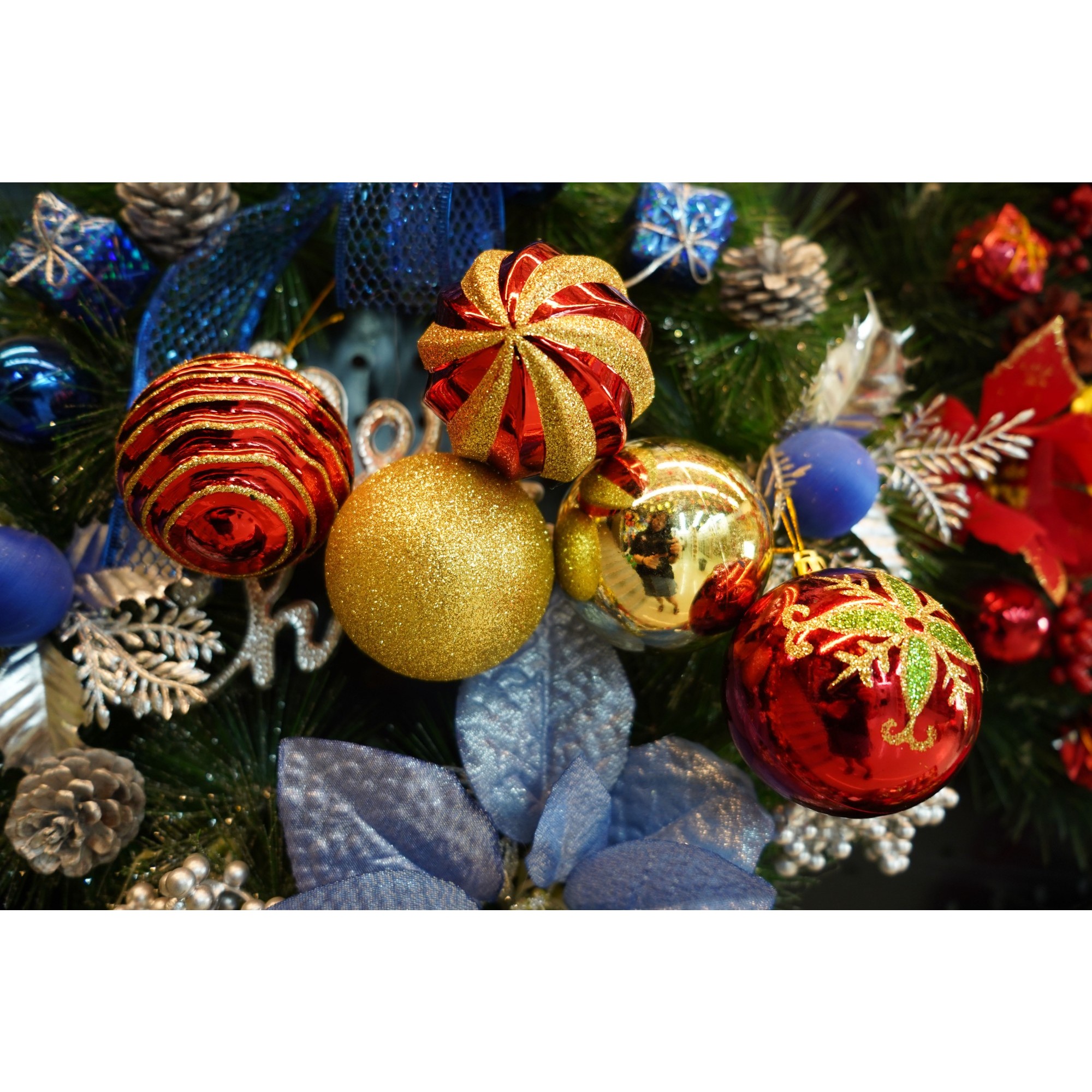 Set de 24 ornamente de brad, , de tip Glob, Rosu/ Auriu, cu ø de 7 cm, din plastic, cu finisaj sclipitor , cutie 16 cm lungime x 36 cm inaltime x 16 cm adancime [5]