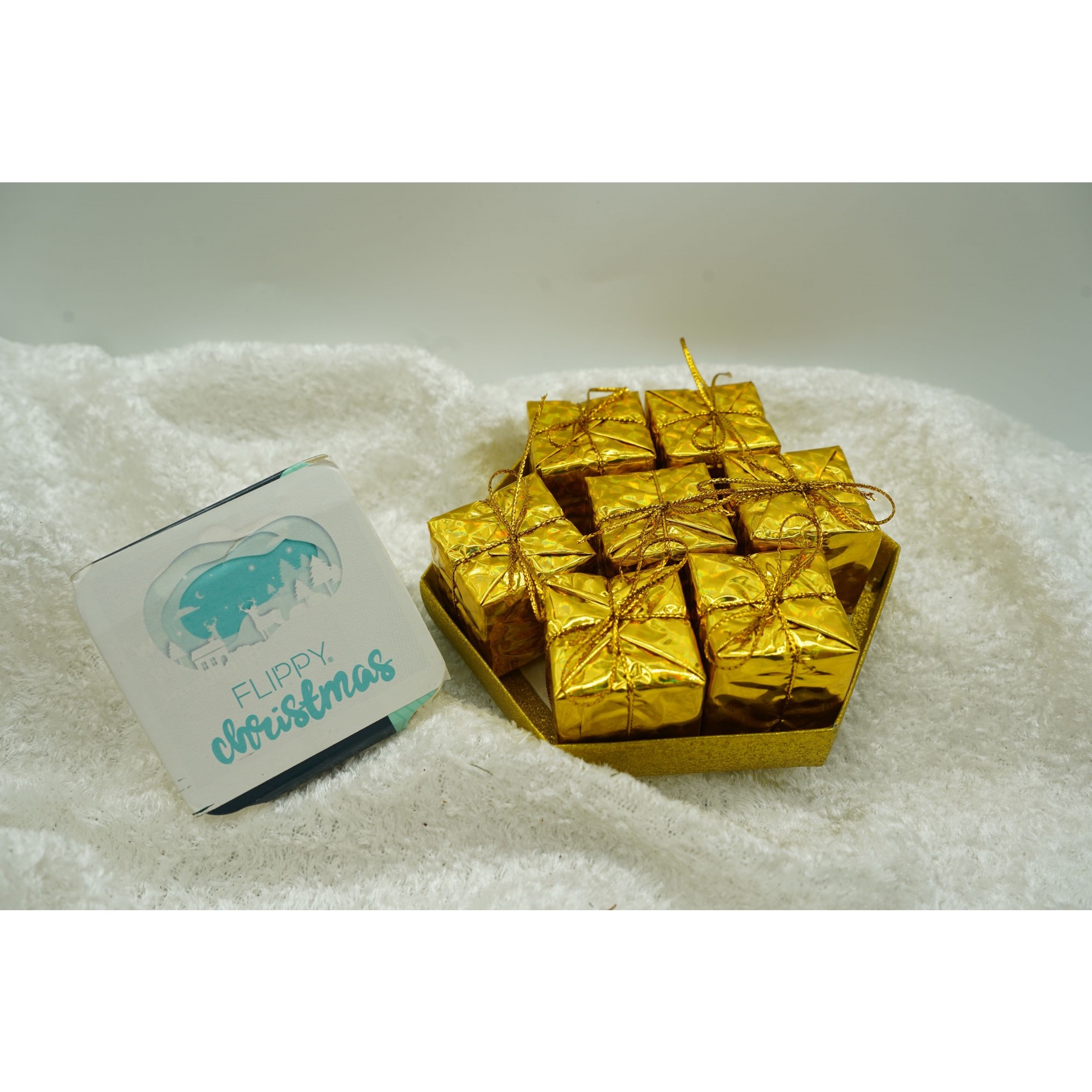 Set de 35 ornamente de brad, , de tip Glob, Rosu/ Auriu, din polistiren, cu finisaj sclipitor , cutie 11 cm adancime x 19 cm inaltime x 11 cm lungime) [5]