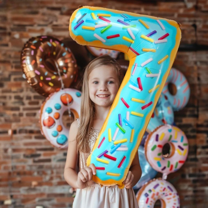 Balon din Folie Metalizata , Figurina Cifra, Imprimeu Gogosi, Tema Aniversare 100 cm, Ambalaj Individual, Pai inclus, Umflare cu Aer sau Heliu, Multicolor, Cifra 7 [3]