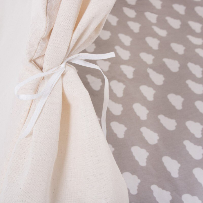 Cort copii Sersimo stil indian Teepee Tent cu fereastra, covoras gros si 2 perne, alb gri cu norisori [6]