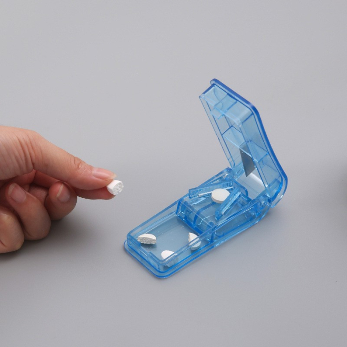 Dispozitiv pentru taiat sau sfaramat medicamente , material non-toxic, portabil, albastru [4]