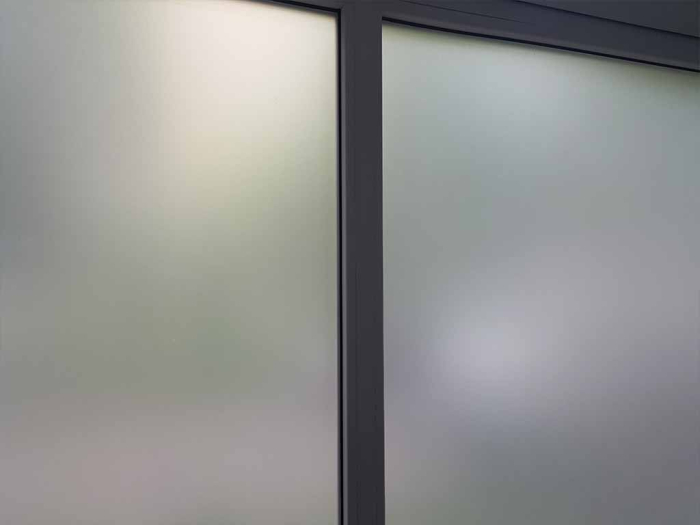 folie protectie geam folie geam sa nu se vada din exterior folie geam termopan sa nu se vada in casa folie geam intimitate noaptea Protectie geam folie protectie solara folie sablare folie sablat usi [8]