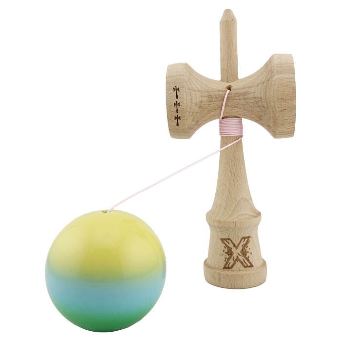 Kendama X Originala, Profesionala, , Big Cups V2, Super Sticky cu Cupe Mari, din lemn 18 cm, Rulment Metalic cu Ata 55 cm, Galben/Albastru/Verde [3]