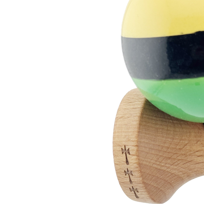 Kendama X Originala, Profesionala, , Big Cups V2, Super Sticky cu Cupe Mari, din lemn 18 cm, Rulment Metalic cu Ata 55 cm, Galben/Negru/Verde [7]