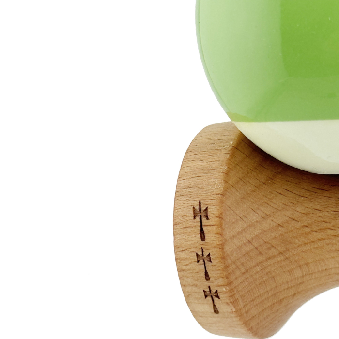 Kendama X Originala, Profesionala, , Big Cups V2, Super Sticky cu Cupe Mari, din lemn 18 cm, Rulment Metalic cu Ata 55 cm, Verde deschis/Alb [6]