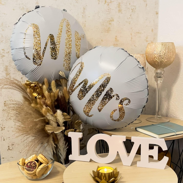 Set 12 Baloane din Folie Metalizata si din Latex, , Model Mr Mrs, Tema Nunta, Baloane Party cu Confetti, 45 cm, 30 cm, Pai inclus, Umflare cu Aer sau Heliu, Alb/Auriu [9]