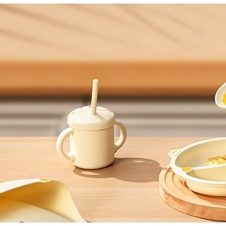 Set 2 Piese Hranire Bebelusi si Copii, , Cana cu Capac si Pai, din Silicon, fara BPA, de la 12 Luni, Model Pisicuta, 12 x 9.5 x 11 cm, Bej [5]