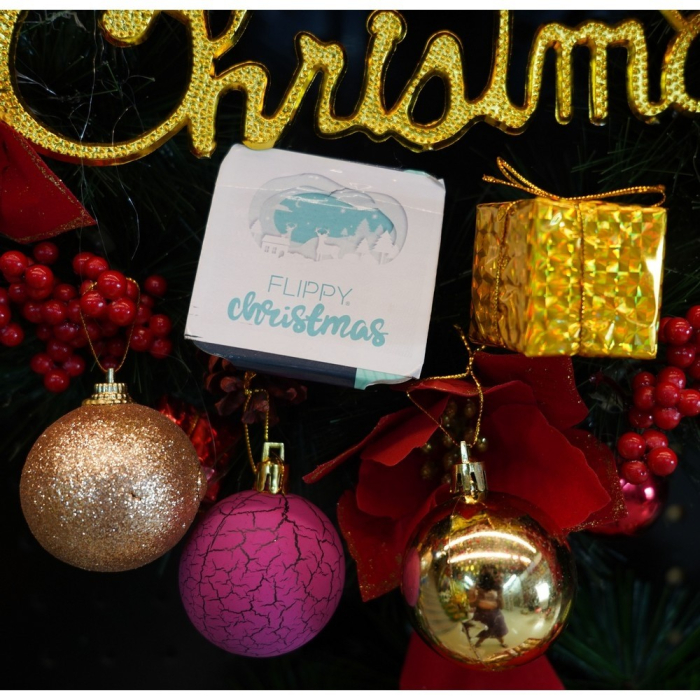 Set de 35 ornamente de brad, , de tip Glob, Auriu/ Mov, din polistiren, cu finisaj sclipitor , cutie 14 cm adancime x 23 cm inaltime x 14 cm lungime) [10]