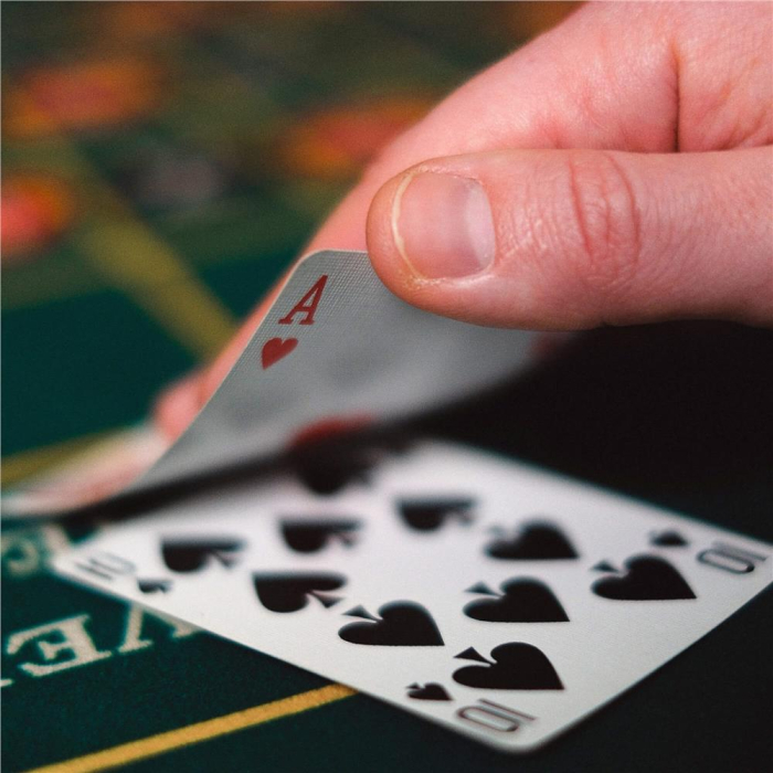 Set de Poker Complex cu 500 de jetoane, covoras verde, 2 seturi de carti, 5 zaruri, in servieta aluminiu [19]