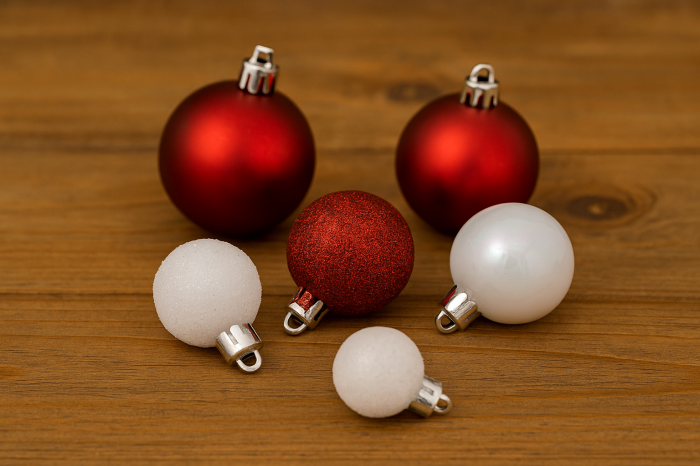 Set decoratiuni Craciun, 44 piese, cu globuri, ghirlanda si varf de brad, rosu si alb [2]