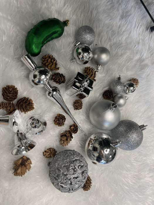 Set globuri si decoratiuni de Craciun, 102 piese, diverse dimensiuni, argintiu [22]