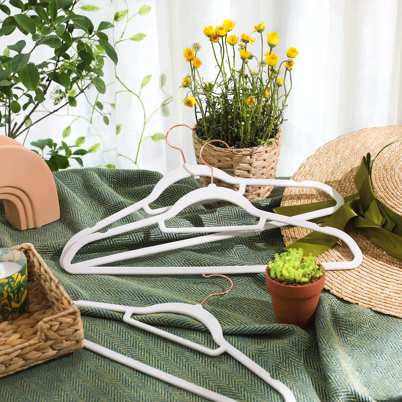 SONGMICS Set 30 umerase catifea cu carlig rotativ, 44x24 cm, alb [11]