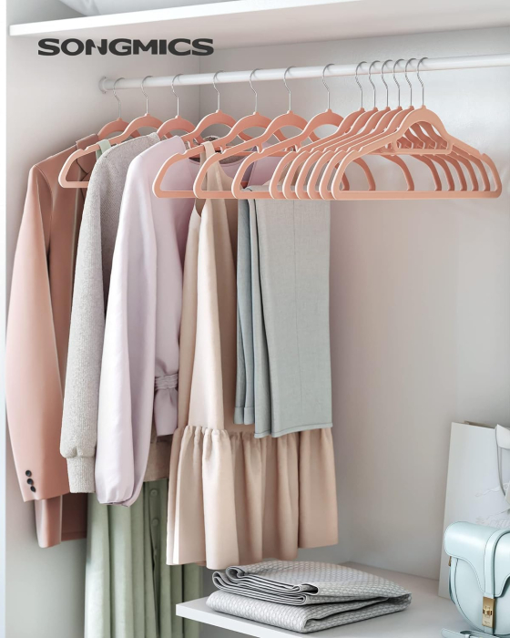 SONGMICS Set de 50 de umerase pentru haine, anti-alunecare cu catifea, bara de cravata si carlig pivotant, 43,5 cm, roz deschis [2]