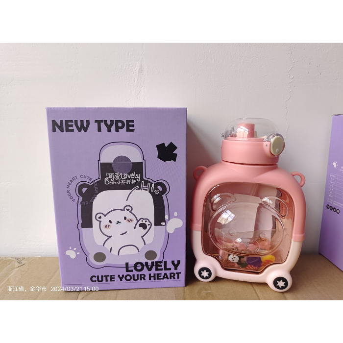 Sticla cu pai pentru copii, , model ursulet, gradata, stickere aplicate, curea reglabila, din plastic rezistent la cadere, 1l, Roz, 20 x 13 cm [3]