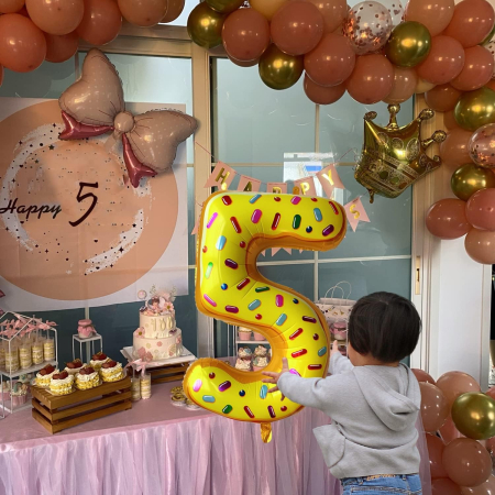 Balon din Folie Metalizata , Figurina Cifra, Imprimeu Gogosi, Tema Aniversare 100 cm, Ambalaj Individual, Pai inclus, Umflare cu Aer sau Heliu, Multicolor, Cifra 5 [5]