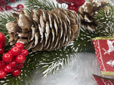 Coronita pentru Craciun, 40 cm, din brad artificial 3D, cu conuri si zapada, verde [16]