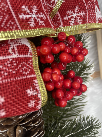 Coronita pentru Craciun, 40 cm, din brad artificial 3D, cu conuri si zapada, verde [13]