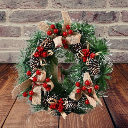 Coronita pentru Craciun , diametru 32 cm, din brad artificial, decorata cu conuri si merisoare, 3 Funde. Verde/Alb [1]