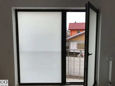 folie protectie geam folie geam sa nu se vada din exterior folie geam termopan sa nu se vada in casa folie geam intimitate noaptea Protectie geam folie protectie solara folie sablare folie sablat usi [1]